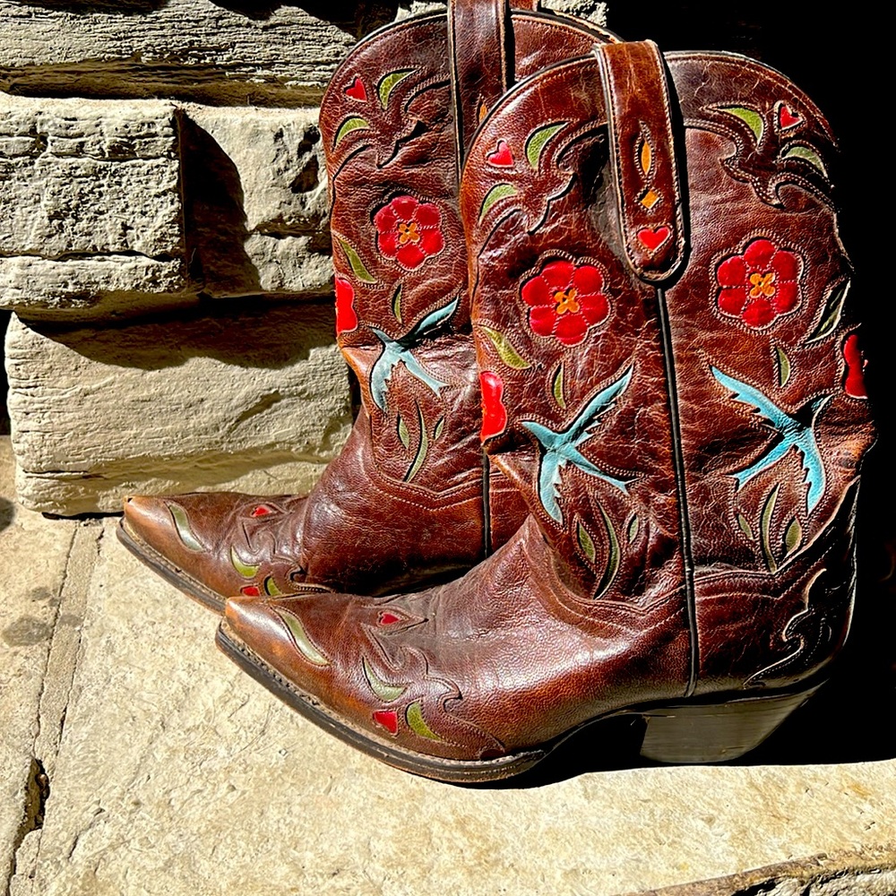 Size 8 women’s cowboy boots “love”